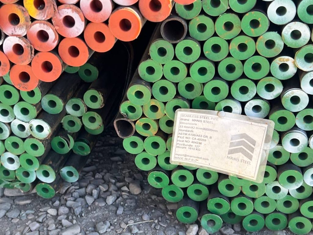 برچسب MANIS STEEL با ابعاد 33.4mm مطابق استاندارد ASTM A106/A53، درپوش‌های نارنجی و سبز