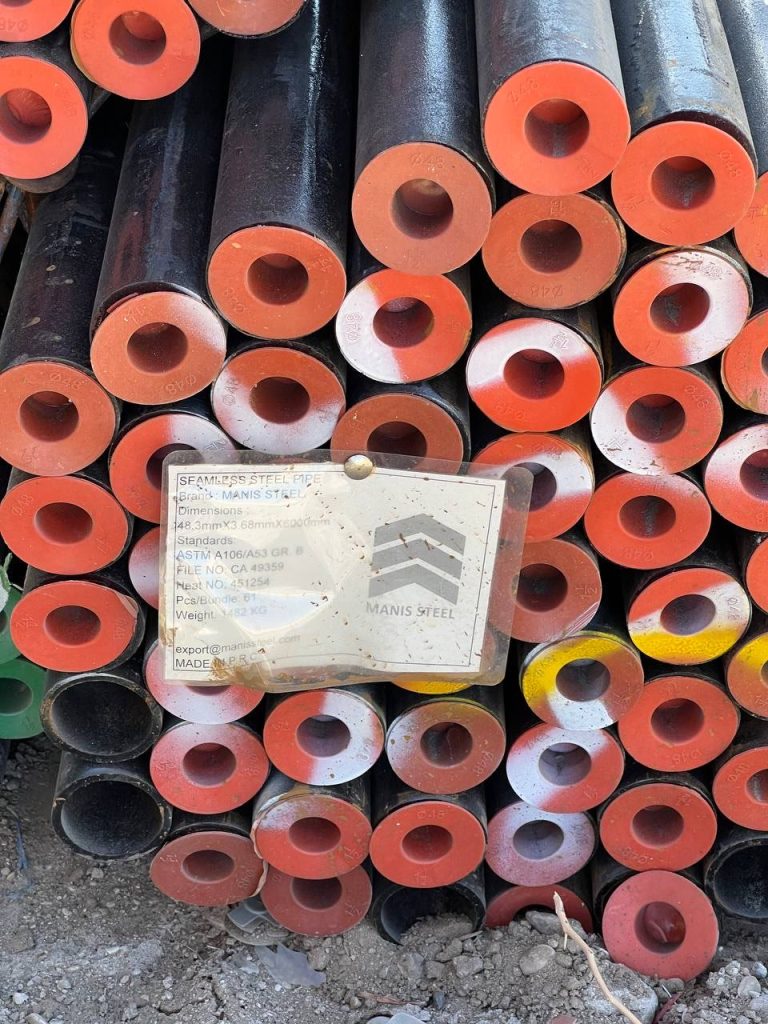 برچسب MANIS STEEL روی دسته لوله با درپوش‌های قرمز، زرد و سفید، مطابق استاندارد ASTM A106/A53