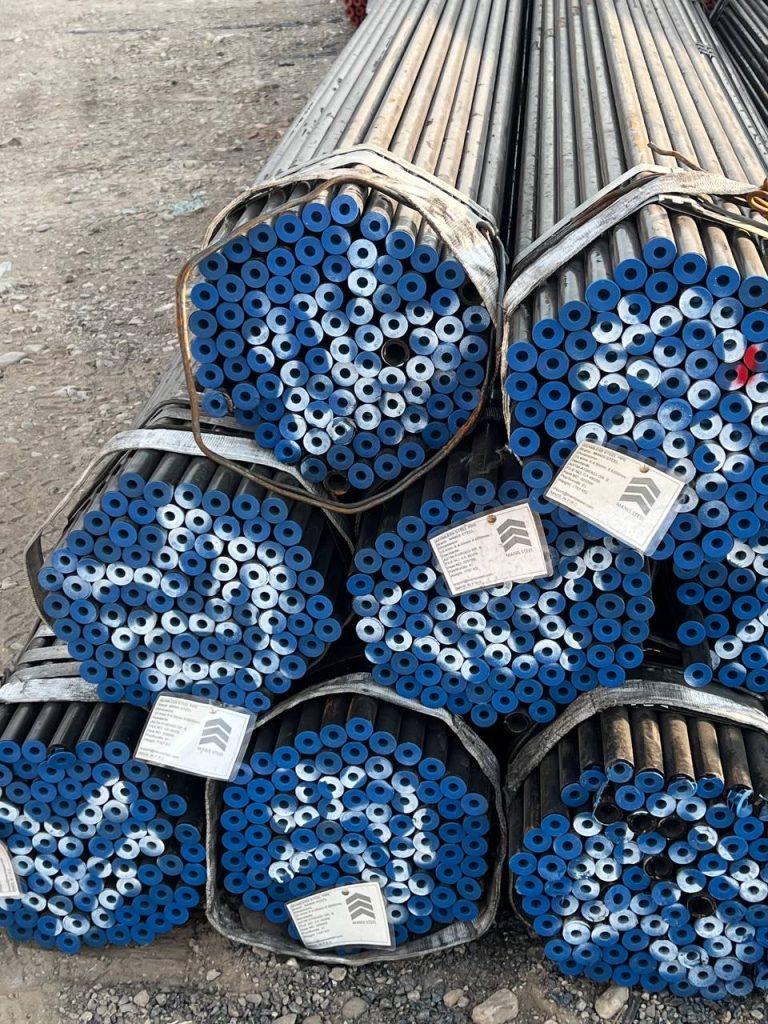 برچسب MANIS STEEL روی دسته لوله گالوانیزه با درپوش‌های آبی