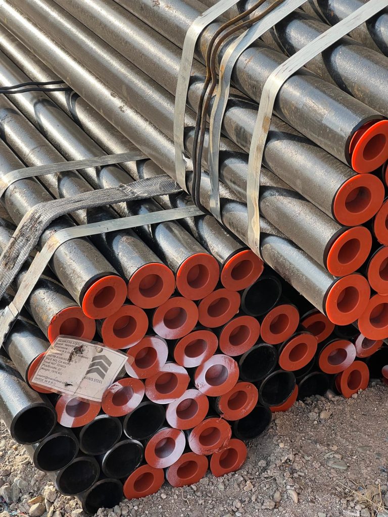 برچسب MANIS STEEL روی دسته لوله گالوانیزه با درپوش‌های نارنجی
